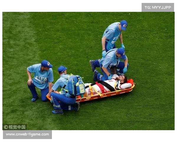 终场哨响,那不勒斯队长迪洛伦佐左膝重伤被担架抬离球场