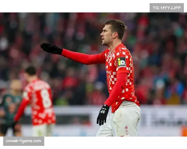 现场镜头捕捉：美因茨后卫在成功完成一次协同防守后激烈交流站位。